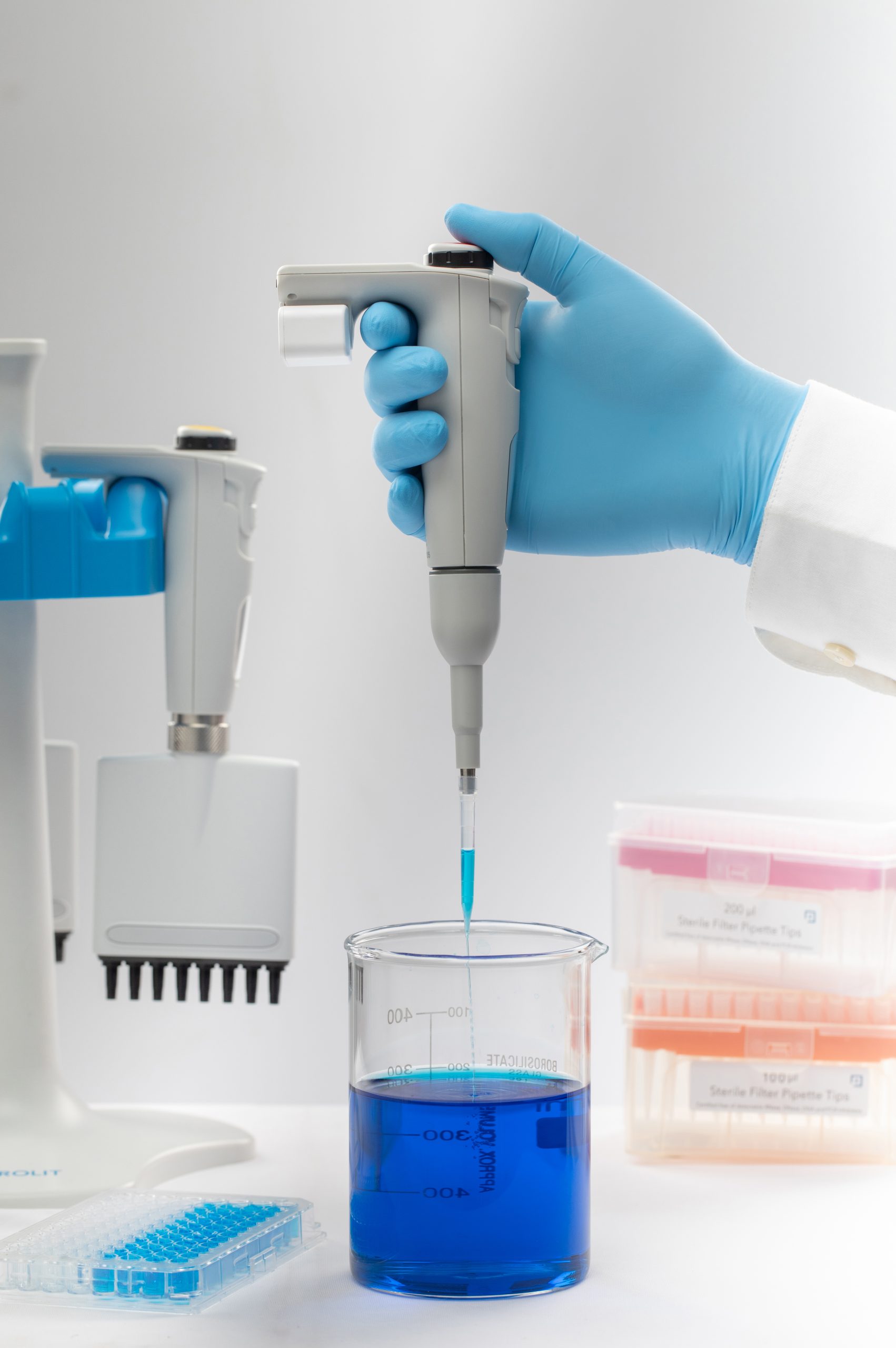 Tech Using Pipette Electronic Pipette, Manual Pipette, How is Electronic Pipette better ...